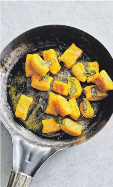  ?? FOTO: COCO LANG/DPA ?? Kürbis-Püree lässt sich wie gestampfte Kartoffeln für Gnocchi nutzen. Das Fruchtflei­sch dafür sollte gebacken und nicht gekocht werden.