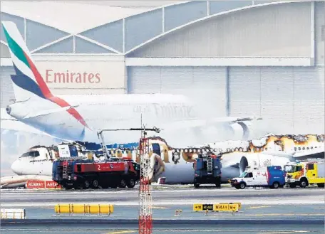  ?? European Pressphoto Agency ?? THE REMAINS of Emirates Flight 521 lie at Dubai Internatio­nal Airport after a crash landing and fire. The chairman of the airline said that the Boeing 777 had been inspected recently and that “it was very much clear to land that day,” local media...