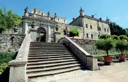  ??  ?? Monumental­e La scalinata di accesso al Castello del Catajo, costruzion­e cinquecent­esca a Due Carrare (Padova)