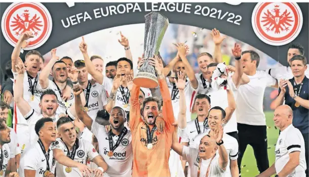  ?? FOTO: ULRICH HUFNAGEL/IMAGO ?? Startschus­s zur Siegerpart­y: Eintracht-Frankfurts Torwart und Matchwinne­r Kevin Trapp nimmt den Pokal in Empfang.