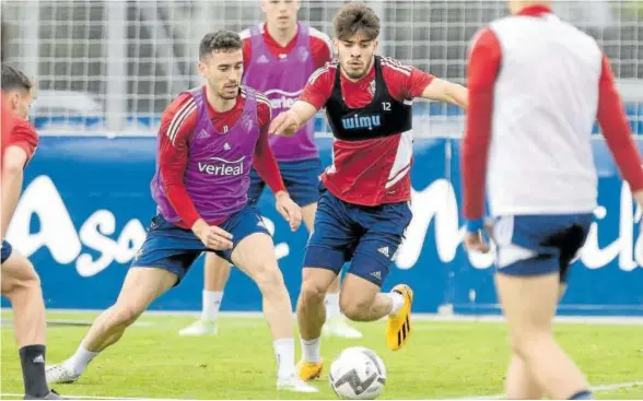  ?? Foto: CA Osasuna ?? Kike Barja y Abde, durante el entrenamie­nto matinal de ayer a puerta cerrada en Tajonar.