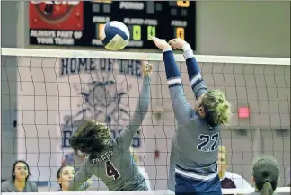  ?? / Scott Herpst ?? Georgia Northweste­rn’s Savannah Walker tries to stuff a shot by a Hiwassee player during last week’s home match against the Lady Tigers.