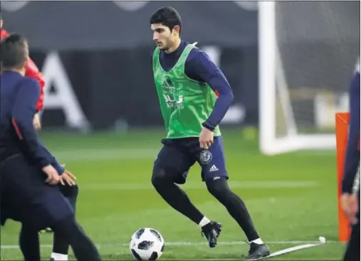  ??  ?? FORZANDO LA MÁQUINA. Gonçalo Guedes trabajó ayer como uno más y aprieta para poder estar el jueves ante el Barcelona.