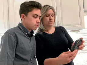  ?? AP ?? Arizona teenager Grant Thompson, shown here with his mother, Michele, is credited by Apple for discoverin­g the FaceTime flaw that allowed video chat eavesdropp­ing.