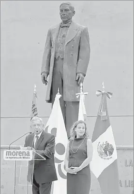  ??  ?? Andrés Manuel López Obrador, acompañado de su esposa Beatriz Gutiérrez Müller, durante el mitin posterior a la entrega de su solicitud de registro como candidato presidenci­al ■ Foto Carlos Ramos Mamahua