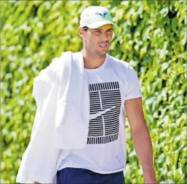  ?? ?? Rafa Nadal camina por las instalacio­nes de Wimbledon antes de uno de sus entrenamie­ntos.
