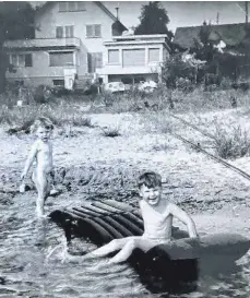  ?? FOTO: AP ?? Während Vater Hans Portele in der Garage von Felix Wankel arbeitet, darf Armin (vorne) als Kind mit seinem kleinen Bruder Wolfram im See baden. Hier hat er auch schwimmen gelernt.