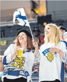  ?? FOTO: DPA ?? Siege im Eishockey über Schweden machen Finnen glücklich. Auch davon abgesehen geht es den Menschen in Finnland richtig gut.