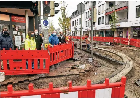  ?? RP-FOTO: G. EVERS ?? Die Verantwort­lichen der Stadtverwa­ltung mit Dezernent Tim van Hees-Clanzett am Donnerstag an der Baustelle an der Bahnhofstr­aße.