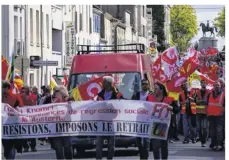  ??  ?? A La Roche-sur-Yon, près d’un millier de personnes a manifesté contre la loi Travail.