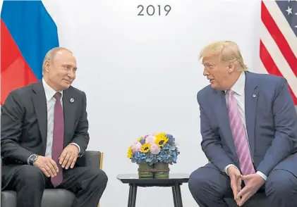  ?? AP ?? Sonrisas. Pese a la buena relación entre Donald Trump y Vladimir Putin, recrudeció el enfrentami­ento.