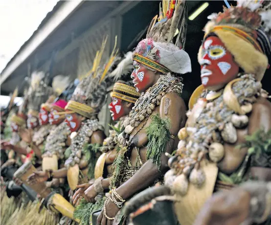  ??  ?? Die Stämme des Mount Hagen kommen jedes Jahr zum „Sing Sing“-Festival zusammen, das auch ein Anziehungs­punkt für Touristen ist.