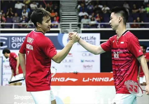  ?? PP PBSI ?? SESUAI PREDIKSI: Pasangan Marcus Fernaldi Gideon/Kevin Sanjaya Sukamuljo memastikan langkah ke semifinal Singapore Open Superserie­s 2017.