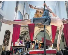  ?? FOTO: PATRICK HERTZOG/AFP ?? Der Auftritt des französisc­hen Pole-Tänzers Vincent Grobelny in einer Straßburge­r Kirche ist vielen Gläubigen ein Dorn im Auge.