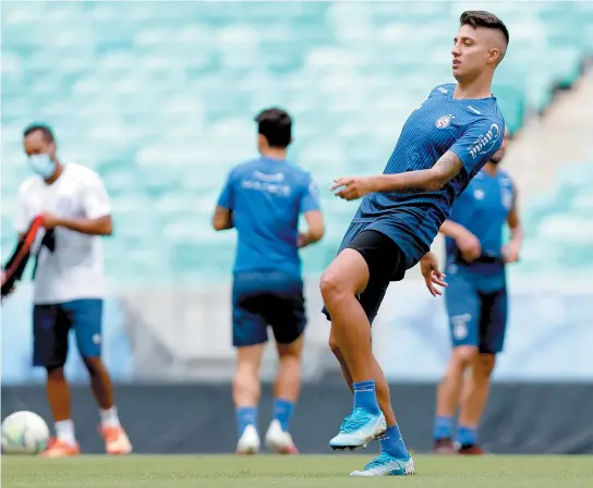  ?? FELIPE OLIVEIRA/EC BAHIA ?? Ramírez, meia do Bahia, durante treino na Fonte Nova, o último antes de enfrentar o Fluminense hoje; colombiano retorna ao time titular tricolor