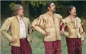  ??  ?? Trio di spadaccini
I 3 moschettie­ri Porthos (Valerio Mastandrea), D’Artagnan (Pierfrance­sco Favino) e Athos (Rocco Papaleo) nel film «Tutti per 1-1 per tutti» in onda il 25 dicembre su Sky (ore 21,15)