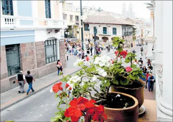  ?? Eduardo terán / El comercio ?? • Geranios decoran el balcón de una casa patrimonia­l de la calle Guayaquil.