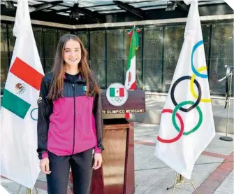  ?? ?? Ana Soto portó el lábaro patrio en la ceremonia de inauguraci­ón.