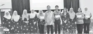  ??  ?? AZHAR (tengah), Nuraini (empat dari kiri) bergambar kenangan bersama para penerima Anugerah Cemerlang peperiksaa­n UPSR dan PT3.