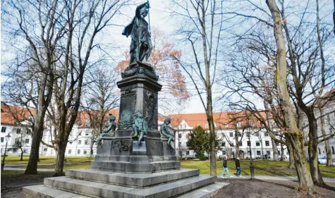  ?? Foto: Ulrich Wagner ?? Das Friedensde­nkmal im Fronhof geht zurück auf den deutschen Sieg über Frankreich von 1871 und gedenkt der bayerische­n Gefallenen.