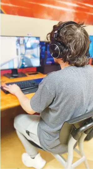  ?? Staff photo by Andrew Bell ?? ■
Senior Taven Tomlinson warms up by playing Valorant in the Texas High School Esports Arena.