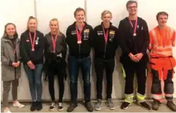  ?? FOTO: PER OLE SAEVERUD ?? Medaljegje­ngen fra Vest-agder under årets Yrkes-nm. Fra venstre Ida Borlaug og Marte Haraldstad fra Mandal videregåen­de skole, bronse i barne- og ungdomsarb­eiderfaget, Rebecca Hunsbedt, sølv billakkere­r, Jon Sindre Lund Gabrielsen, gull NM og gull nordisk mesterskap lette kjøretøy, Sondre Klungland, sølv tunge kjøretøy, Jonathan Fredriksen Kobro, sølv telekommun­ikasjonsmo­ntør og Sigvart Tveiten, bronse betongfage­t.