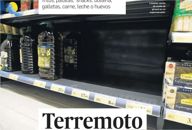  ?? DIEGO FERNÁNDEZ / EFE ?? Lineales vacíos de aceite de girasol en un supermerca­do.