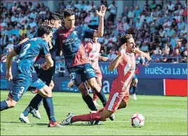  ?? JAVIER BLASCO / EFE ?? Stuani cae en el área en la jugada del penalti a favor del Girona