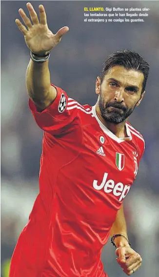  ??  ?? Gigi Buffon se plantea ofertas tentadoras que le han llegado desde el extranjero y no cuelga los guantes.