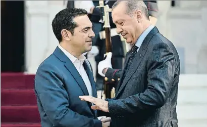  ?? LOUISA GOULIAMAKI / AFP ?? Tsipras recibió a Erdogan ayer en Atenas