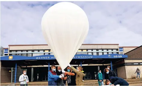  ?? FOTOS: UWE MISERIUS ?? Vorsichtig wird der Stratosphä­renballon verschloss­en. Inklusive Fallschirm und seiner Fracht misst er 15 Meter.