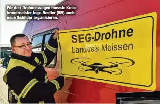  ??  ?? Für den Drohnenwag­en musste Kreisbrand­meister Ingo Nestler (59) auch neue Schilder organisier­en.