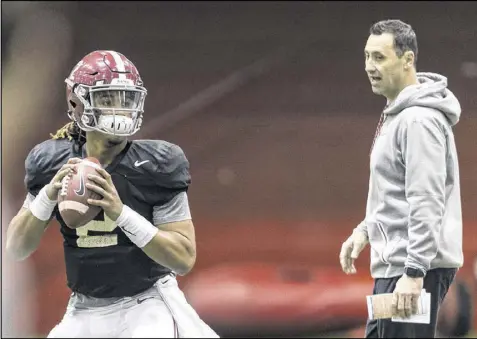  ?? VASHA HUNT / AL.COM ?? Alabama quarterbac­k Jalen Hurts (left) throws under the watchful eye of new Tide offensive coordinato­r Steve Sarkisian during practice for the College Football Playoff national championsh­ip game.