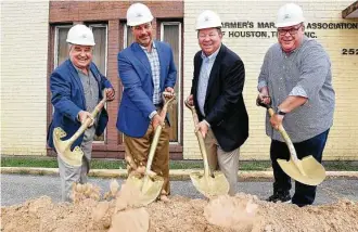  ?? Dave Rossman / Contributo­r ?? MLB Capital Partners breaks ground in 2019 on a Houston Farmers Market redevelopm­ent project. From left are Fred Baca, Jeff Lindenberg­er, Todd Mason and Chef Chris Shepherd.