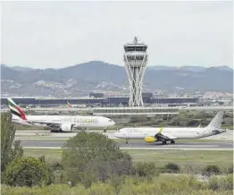  ?? Ferran Nadeu ?? Avions en una de les pistes de l’aeroport del Prat, al setembre.