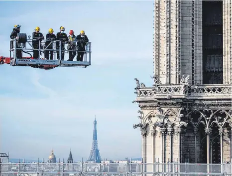  ?? FOTO: MARTIN BUREAU/AFP ?? Komplizier­ter Wiederaufb­au: 2024 soll Notre Dame wieder so aussehen wie zuvor.