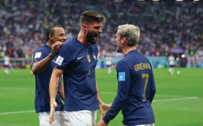  ?? ?? ►Jules Koundé (FC Barcelona), Olivier Giroud (AC Milán) y Antoine Griezmann (Atlético de Madrid) estarán presentes en el duelo ante Chile.