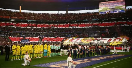  ?? (Photo AFP) ?? Les supporters niçois ne sont pas passés à côté de leur finale, eux. Quel spectacle !