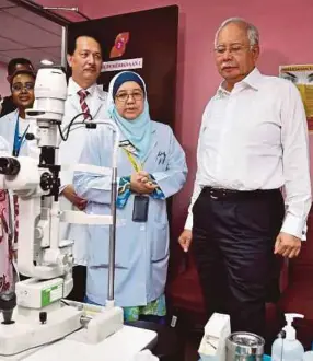  ?? [FOTO BERNAMA] ?? Najib ketika lawatan ke Pusat Pembedahan Katarak Maiwp-hospital Selayang, di Kuala Lumpur, semalam. Turut kelihatan Dr Noor Hisham.