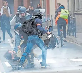  ?? AFP ?? Represión. Una escena de choques entre policias y manifestan­tes.