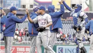  ?? AP ?? Jeurys Familia saluda a varios de sus compañeros luego de preservar el triunfo de los Mets.
