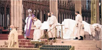  ?? EFE / EPA / ALBA VIGARAY ?? El cardenal de Nueva York, Timothy Nolan durante la misa celebrada en la Catedral de San Patricio en honor a las víctimas mexicanas de COVID-19,