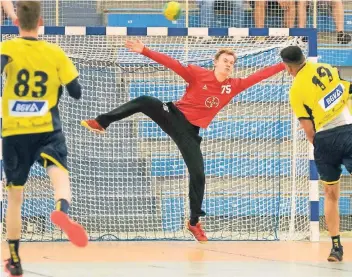  ?? FOTO: HEINZ ZAUNBRECHE­R ?? Dumm gelaufen: Ausgerechn­et vor dem Halbfinal-Rückspiel bei den Rhein-Neckar Löwen um den als Torschütze­n überragend­en Philipp Ahouansou (r.) verletzte sich Dormagens Torhüter Yorick Wolters am Ellbogen.