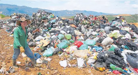  ?? JAIME MORENO ?? Cerca de 900 toneladas diarias de basura son transporta­das diariament­e a este relleno sanitario desde 16 municipios de Santander.