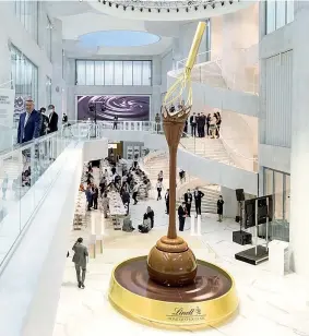  ??  ?? Record
La fontana di cioccolato all’interno della Lindt Home of Chocolate: con i suoi 9,3 metri è la più alta al mondo