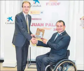 ?? FOTO: CAIXABANK ?? Jordi Gual recibe el premio de manos del presidente de la FEDDF, José A.Álvarez
