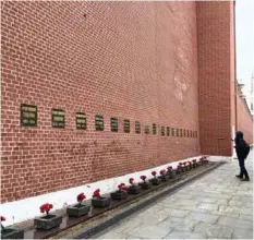  ?? ?? БЕЛыЙ НАЛЕТ: за красной кладкой скрываются более древние стены Кремля, белокаменн­ые. А белый камень «дышит», выводя из подвалов влагу.