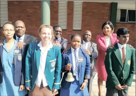  ?? Isithombe: MHLENGI SHANGASE ?? ABAHLOLI boMnyango wezeMfundo esifundeni uMlaza “bedudula”abafundi bakwa-matric basezikole­ni ezehlukene abazobhala u-matric