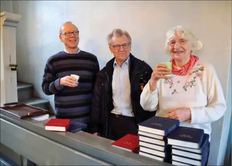  ?? FOTO: MONICA SANDBERG ?? SNABB KAFFEPAUS. Fr.v. kantor Kai Noponen och två som deltog i psalmsånge­n, Lars Runar Knuts och Sigrid Stenfors. Noponen säger att inte händerna men kanske hellre hjärnan blir trött av flera timmars spelande ”men det går nog bra bara man inte funderar...