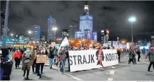  ?? RADEK PIETRUSZKA / EFE ?? Manifestan­tes participan en una protesta contra la prohibició­n del aborto, la noche del miércoles en Varsovia.